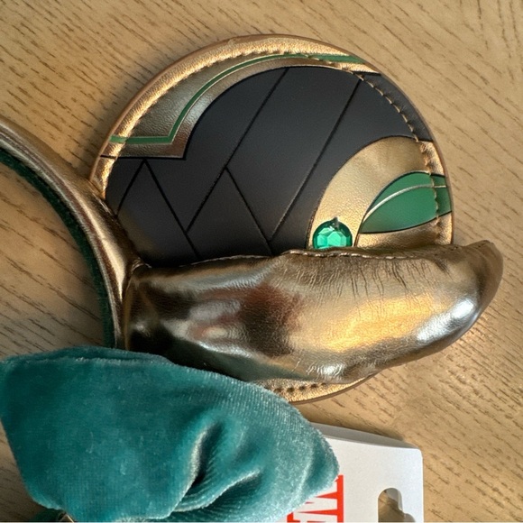 NWT Women’s/Juniors Loki Sz XS Black t shirt & Gold and Green Mickey Ears Marvel - Picture 11 of 12